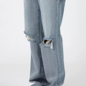 Blue-washed knee destroyed　Denim