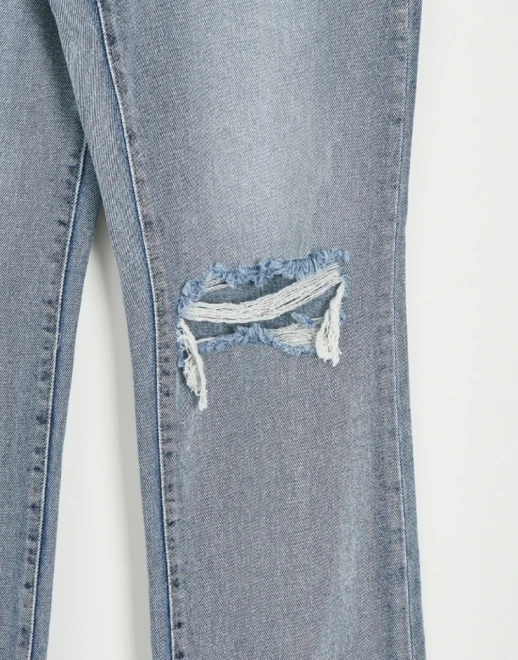 Blue-washed knee destroyed　Denim